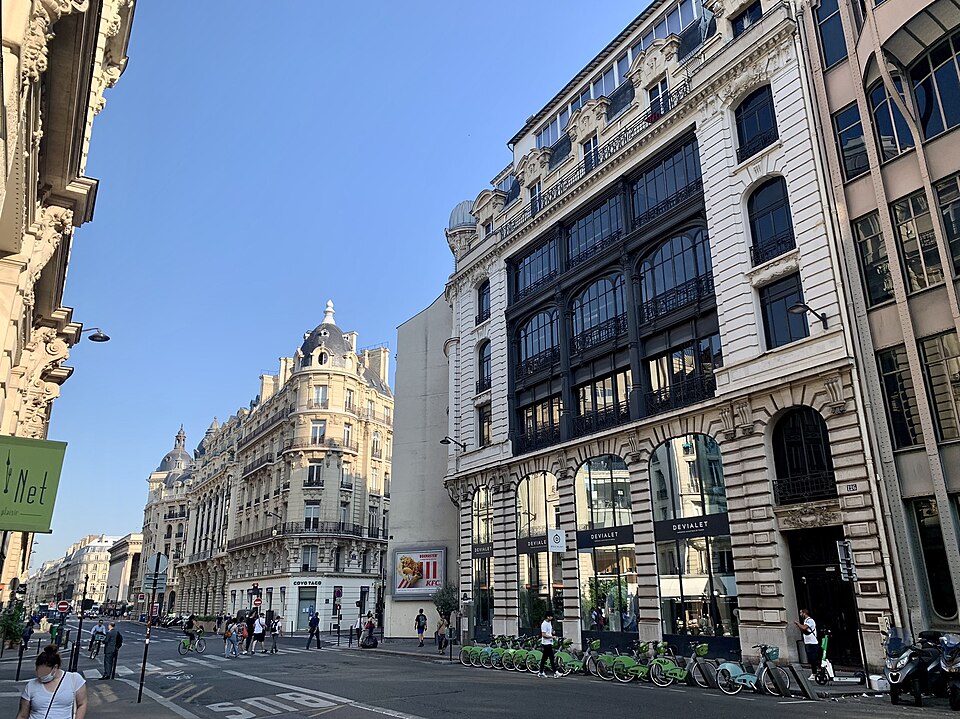 Façades en pierre et verrières de la rue Réaumur à Paris